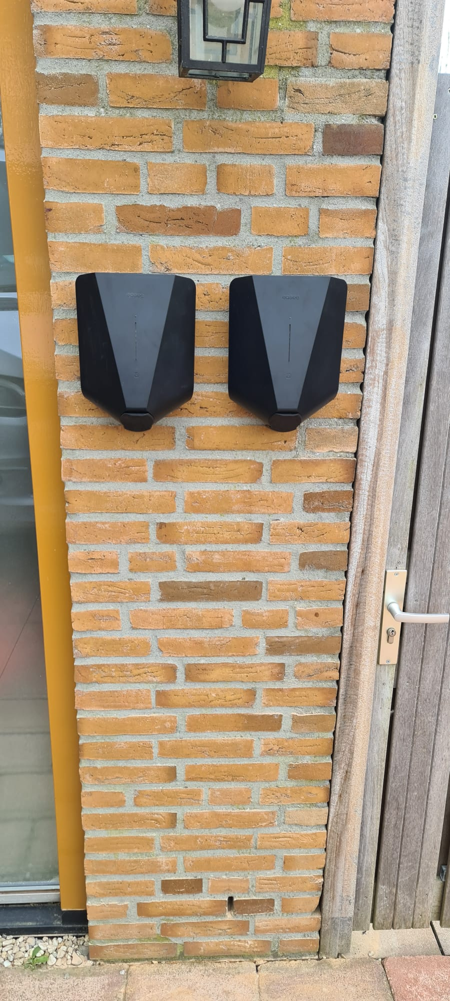 Montage van laadstations