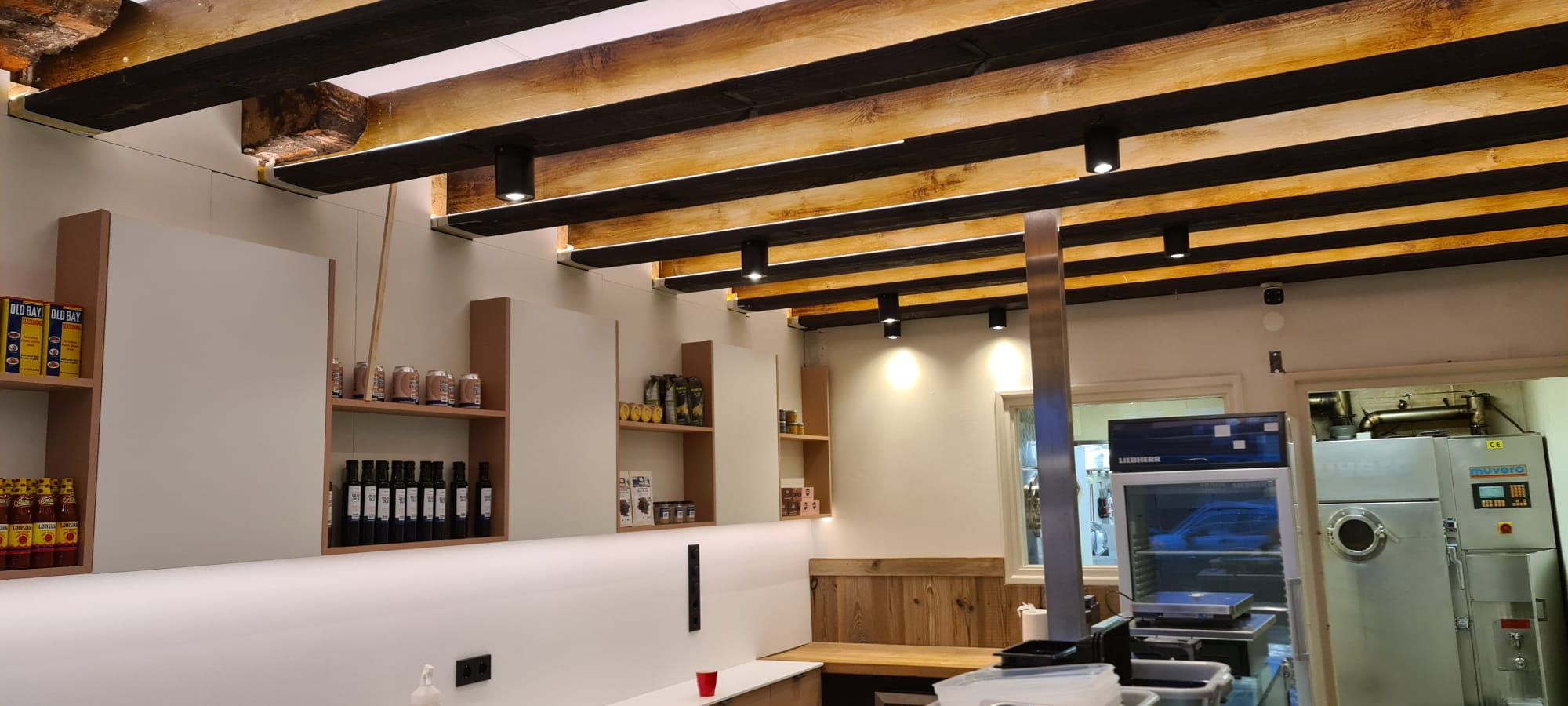 Winkel voorzien van indirecte verlichting